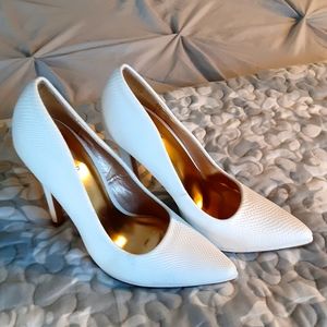 Quipid NWOT 5" Heel White Textured Pumps